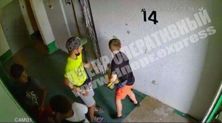 В Днепре на массиве Парус дети бросали бутылки с 14-го этажа и ломали стены