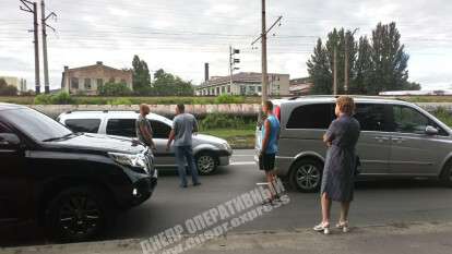 В Днепре на улице Каруны "притерлись" три авто: Амурский мост застыл в огромной пробке