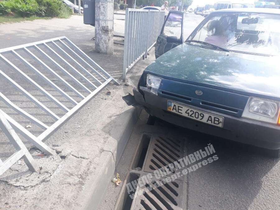 В Днепре на Слобожанском проспекте грузовик врезался в "Таврию"