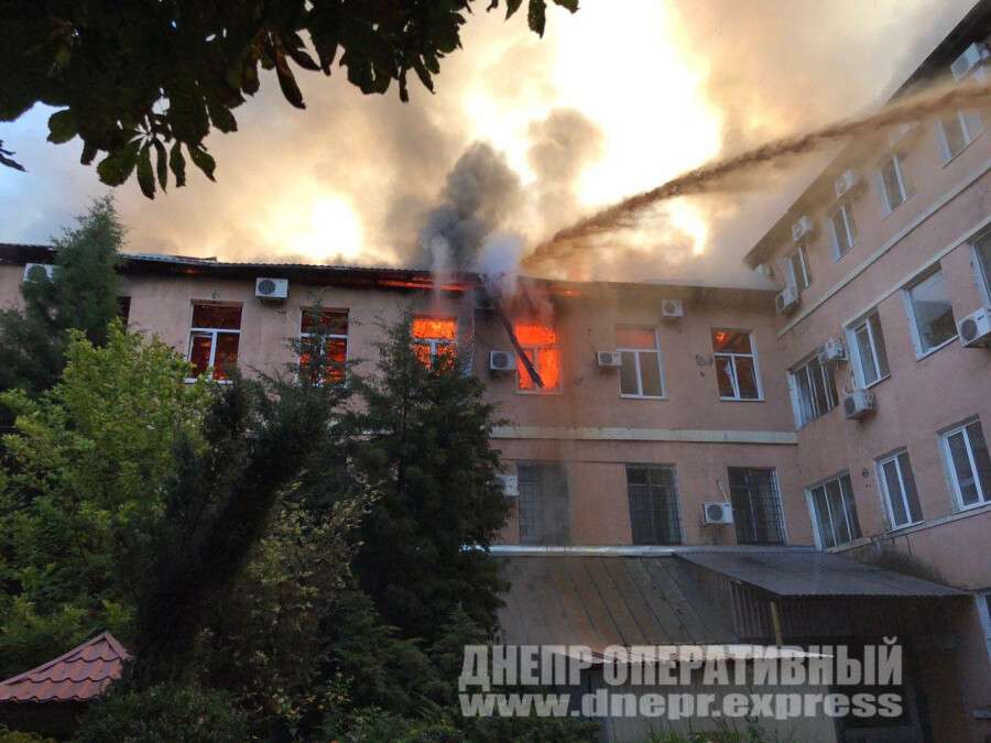 В Днепре на Ясельной горел 3-х этажный дом: огонь охватил 400 кв. м. Новости Днепра