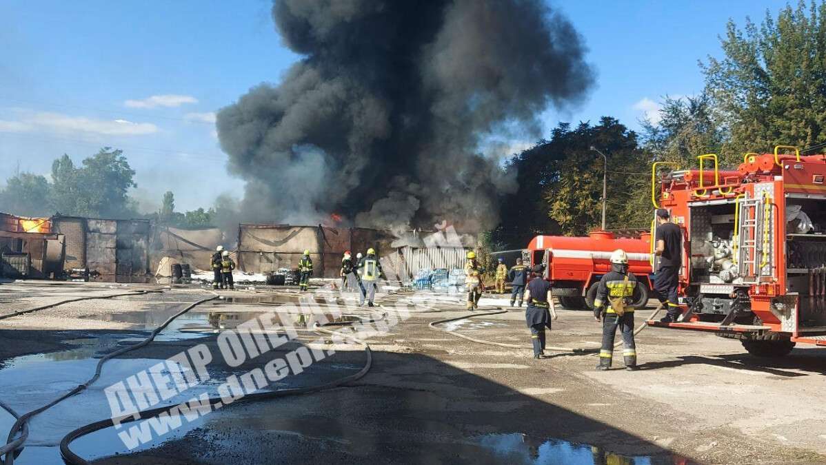 В Днепре вторая волна пожара на складах с машинным маслом, видео. Новости Днепра