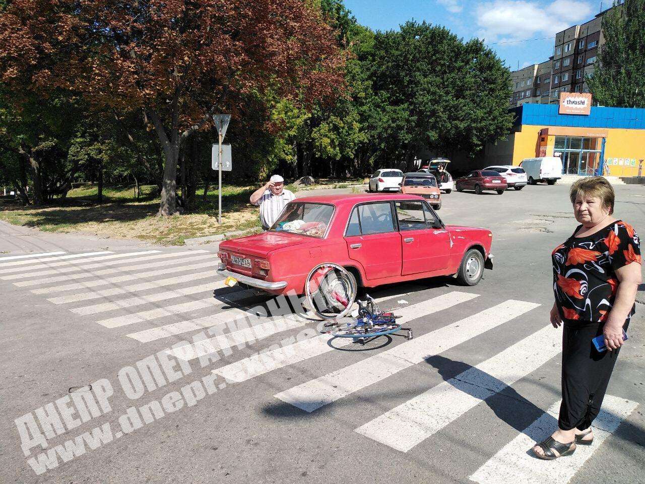 В Днепре на улице Космической автомобиль ВАЗ сбил подростка, который ехал на велосипеде. Парня госпитализировали. Новости Днепра