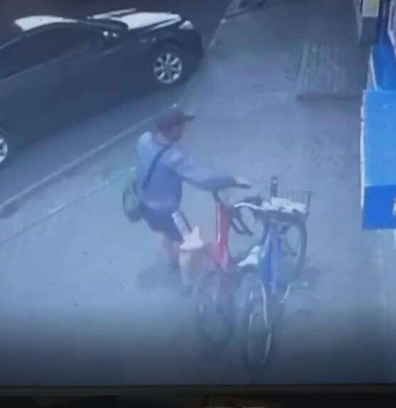 В Днепре мужчина украл женский велосипед возле "АТБ", видео момента. Новости Днепра