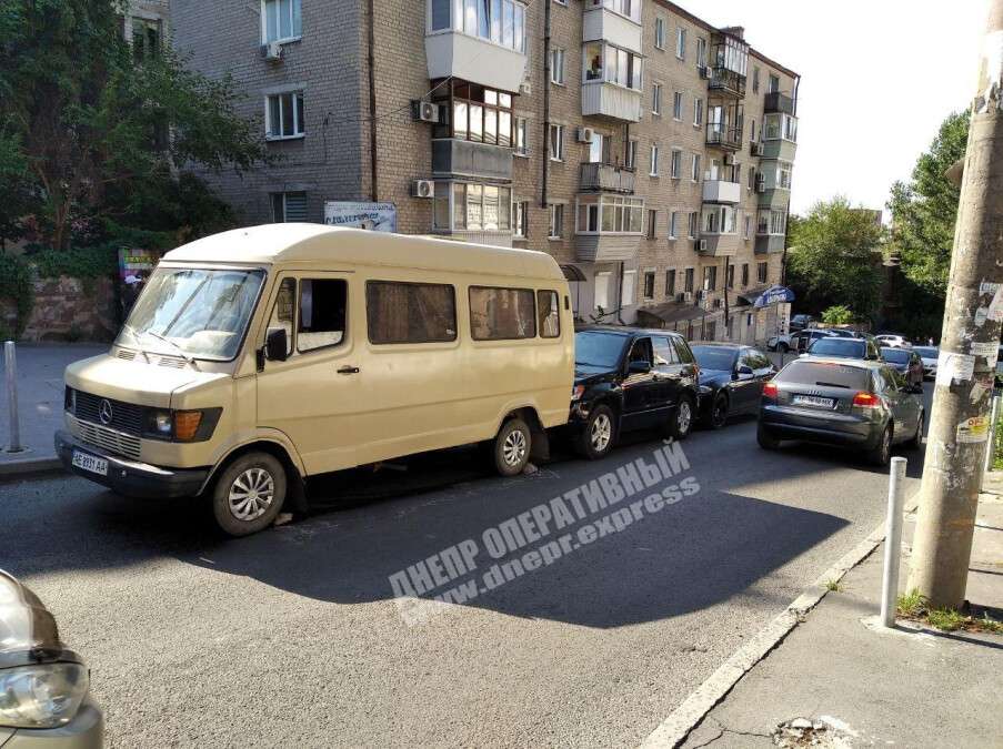 В Днепре водитель микроавтобуса без страховки смял две иномарки