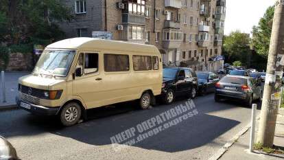 В Днепре водитель микроавтобуса без страховки смял две иномарки