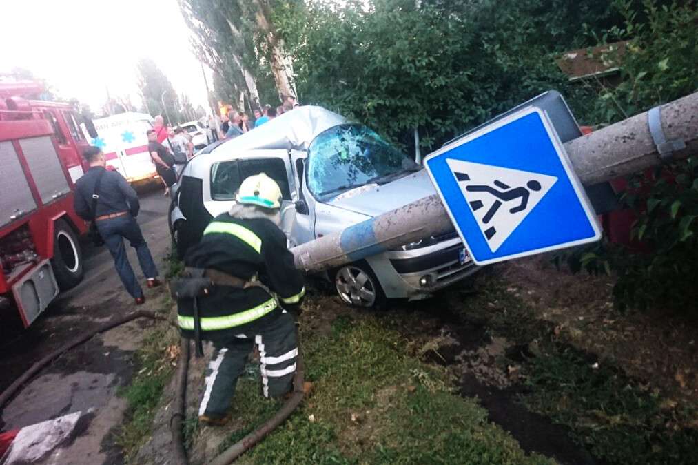 Под Днепром Renault врезался в столб: пострадали четыре человека, среди них двое детей