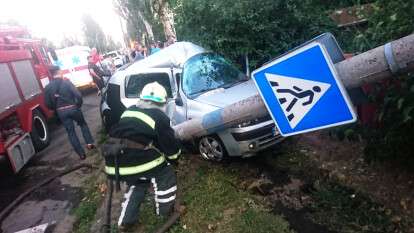 Под Днепром Renault врезался в столб: пострадали четыре человека, среди них двое детей