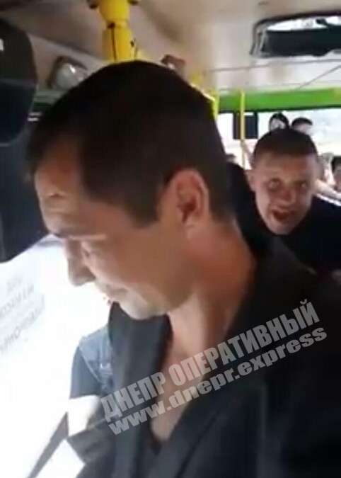 Под Днепром двое мужчин украли телефон у ребенка в маршрутке