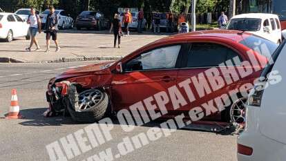 В Днепре на проспекте Гагарина Mitsubishi на скорости снес светофор. Новости Днепра