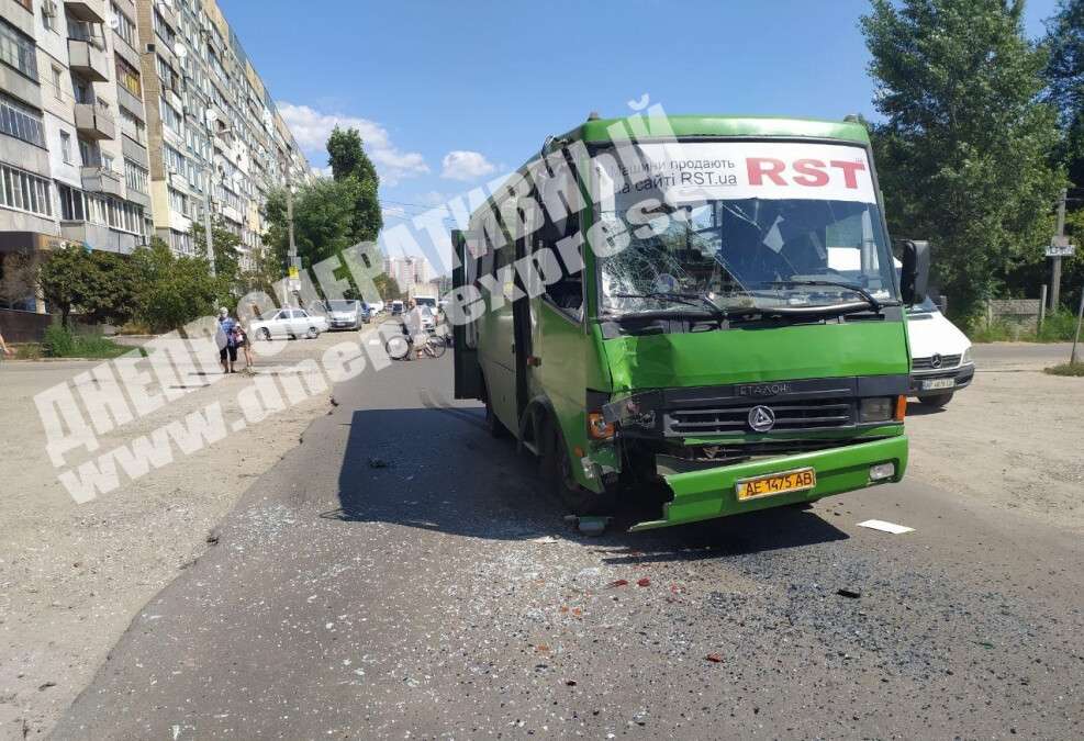 В Днепре на Большой Диевской столкнулись две маршрутки, видео момента ДТП. Ноовсти Днепра