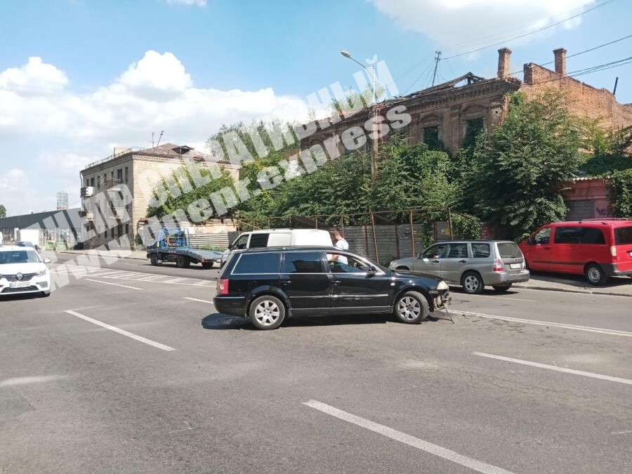 В Днепре на Коцюбинского Volkswagen врезался в Chevrolet, видео момента аварии. Новости Днепра