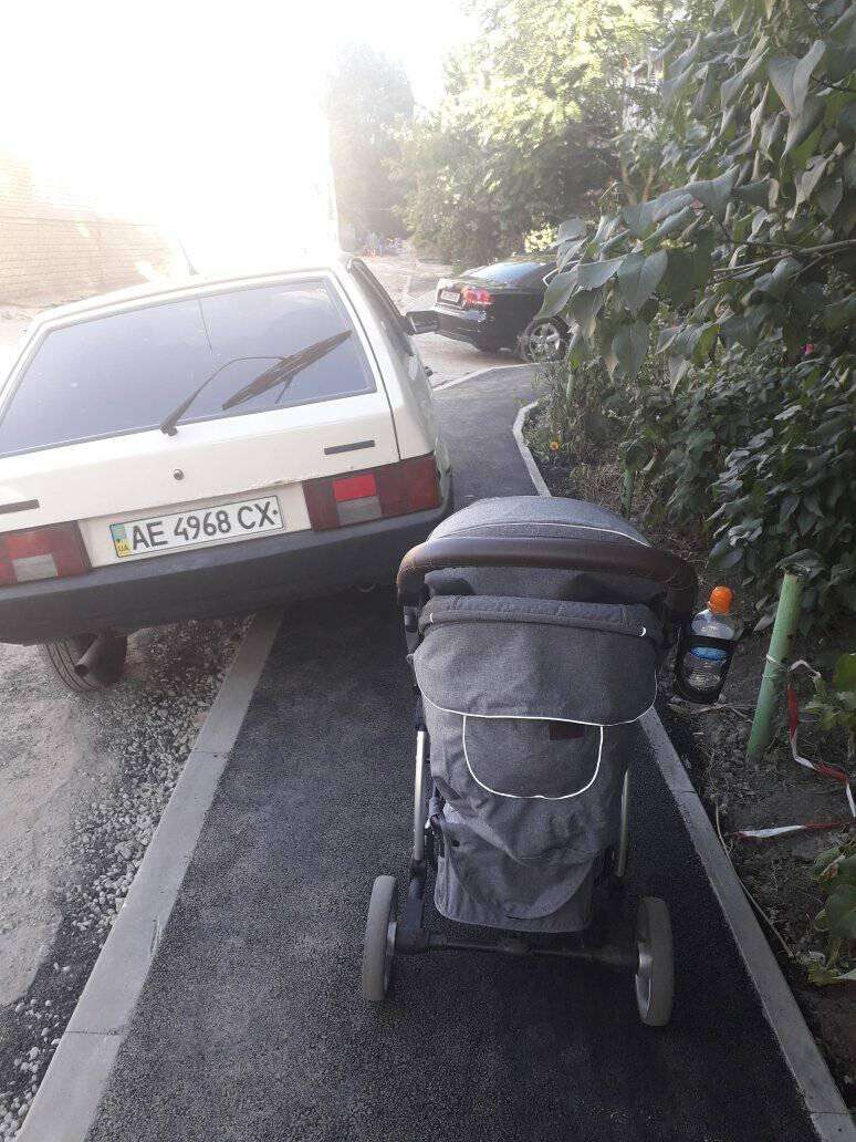 В Днепре наглый водитель оставил свой автомобиль прямо на отремонтированном тротуаре.jpg