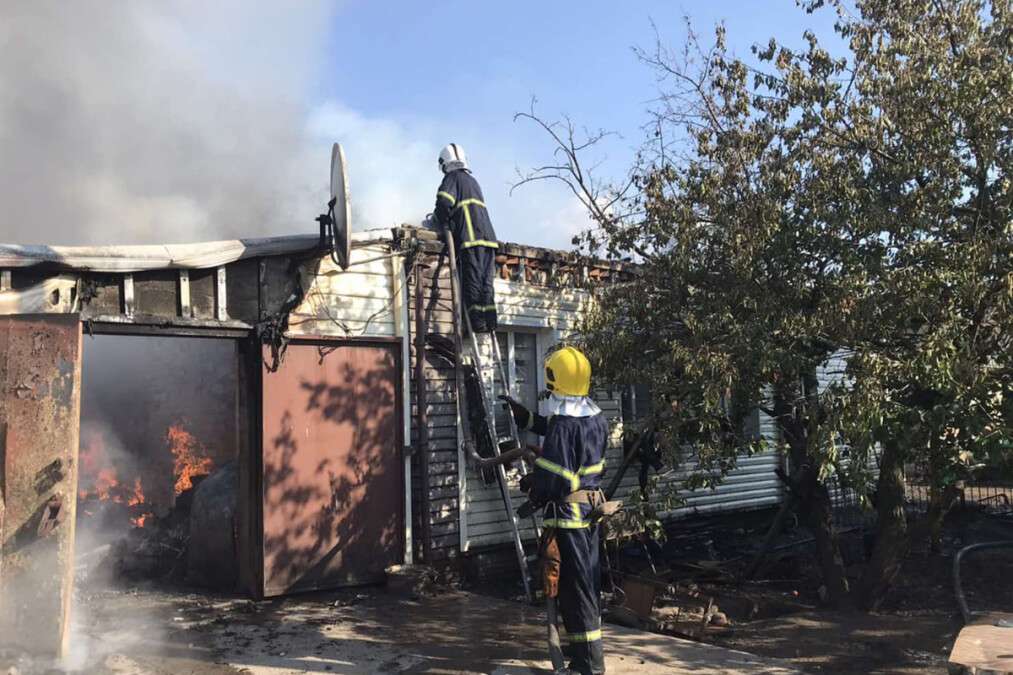 Под Днепром горел жилой дом с гаражом