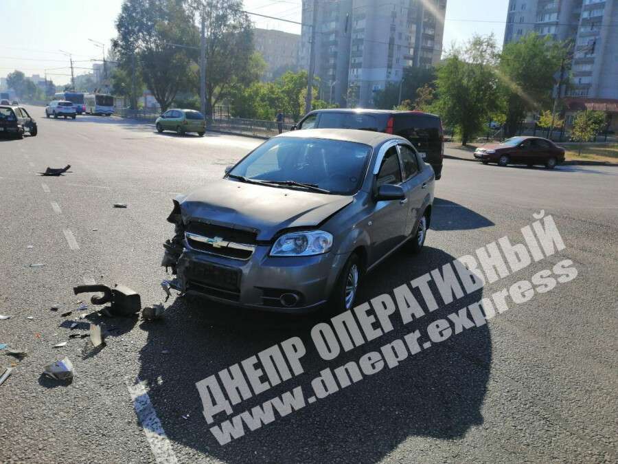 В Днепре на Набережной Заводской столкнулись Honda и Chevrolet, видео момента ДТП. Новости Днепра