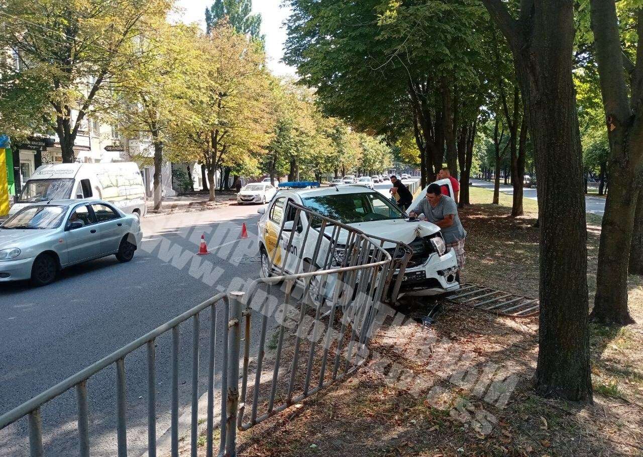 В Днепре на проспекте Поля у такси Uklon лопнуло колесо. Новости Днепра .jpg