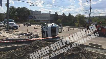 В Днепре на Набережной Победы Suzuki сбил рабочего и перевернулся, видео момента ДТП. Новости Днепра