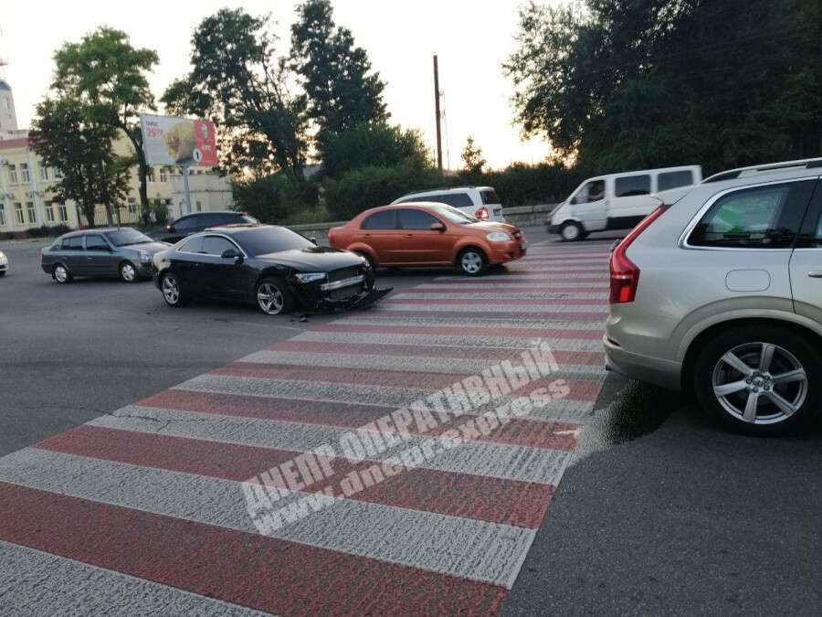 В Днепре на Запорожском шоссе Audi врезался в Volvo: от удара у Volvo вырвало колесо
