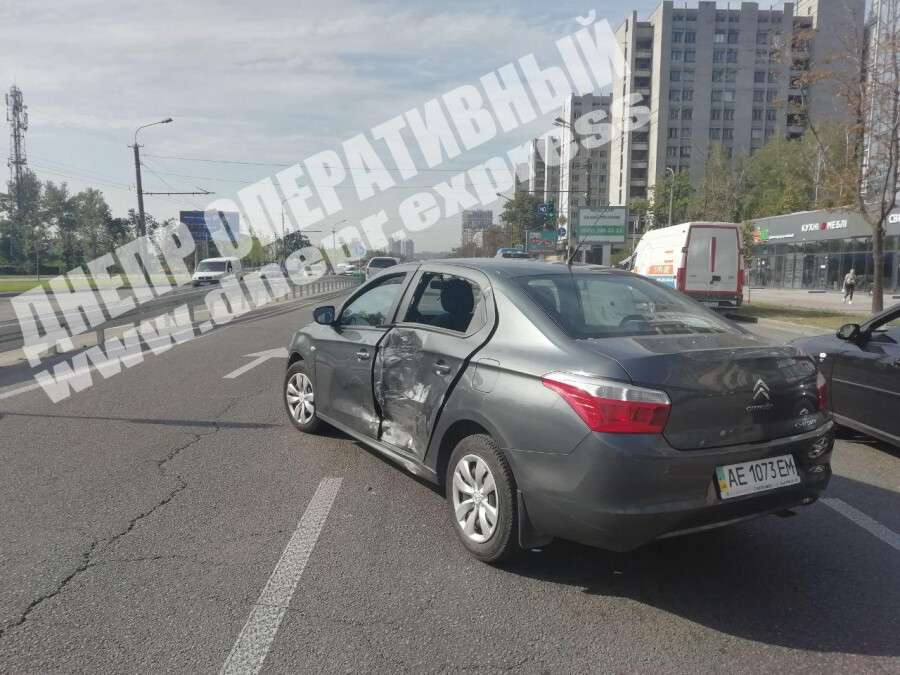 В Днепре на Набережной Победы Citroen врезался в микроавтобус с мороженым, видео момента аварии. Новости Днепра