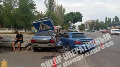 В Днепре на Калнышевского Daewoo врезался в Mitsubishi и снес дорожный знак, видео. Новости Днепра