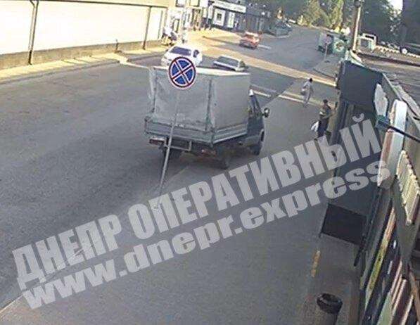 В Днепре водитель Газели припарковался возле знака «Остановка запрещена», видео момента. Новости Днепра