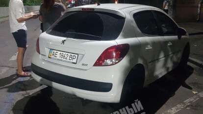 В Днепре на Паторжинского Peugeot "подрезал" велосипедиста: мужчину забрала скорая