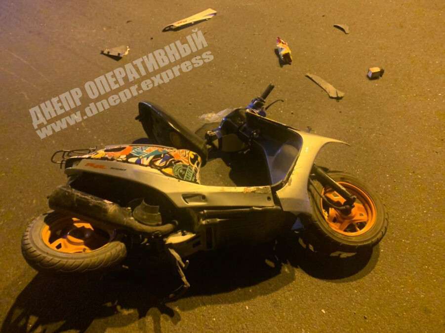В Днепре на Передовой двое несовершеннолетних парней на скутере врезались в Daewoo: 15-летнего водителя забрала скорая