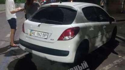 В Днепре на Паторжинского Peugeot "подрезал" велосипедиста, видео момента ДТП. Новости Днепра