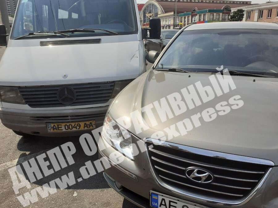 В Днепре на Шмидта Hyundai врезался в маршрутку №40, видео момента ДТП. Новости Днепра