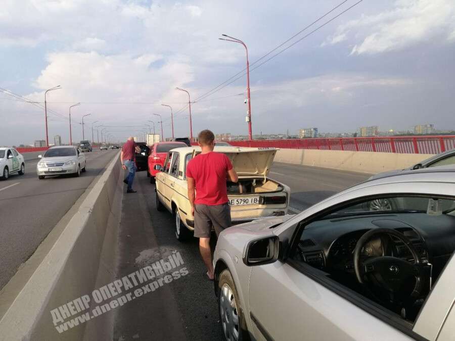 В Днепре на Новом мосту произошло ДТП с участием пяти автомобилей