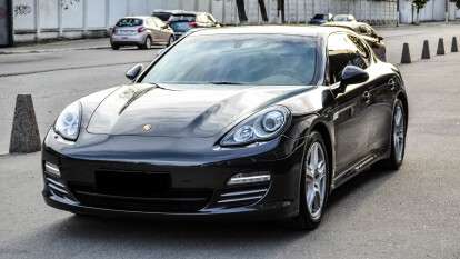 В Днепре возле ТЦ Вавилон грузовик врезался в Porsche Panamera