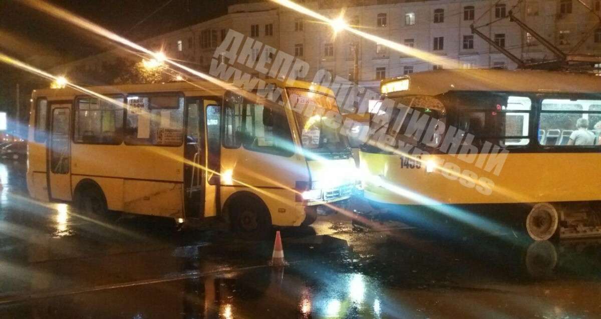 В Днепре на улице Курчатова автобус столкнулся с трамваем.jpg