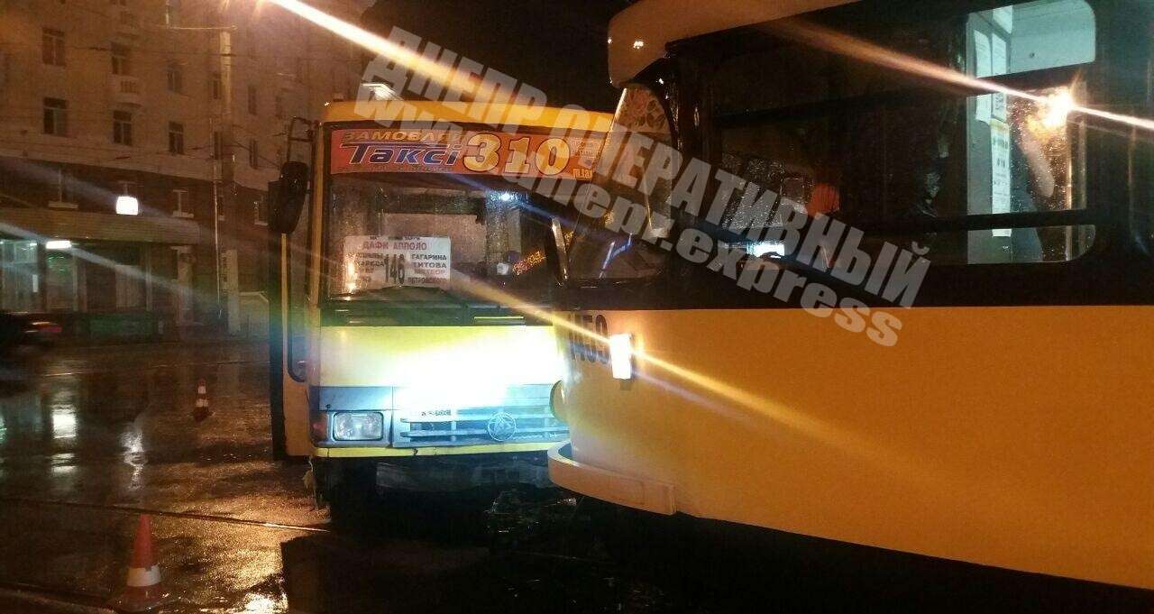 В Днепре на улице Курчатова автобус столкнулся с трамваем.jpg