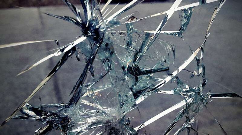 В Днепре 16-летний хулиган ударом ноги разбил стекло витрины ЦУМа.jpg