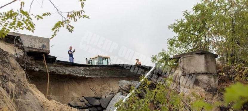 В Днепропетровской области из-за дождя рухнул мост.jpg