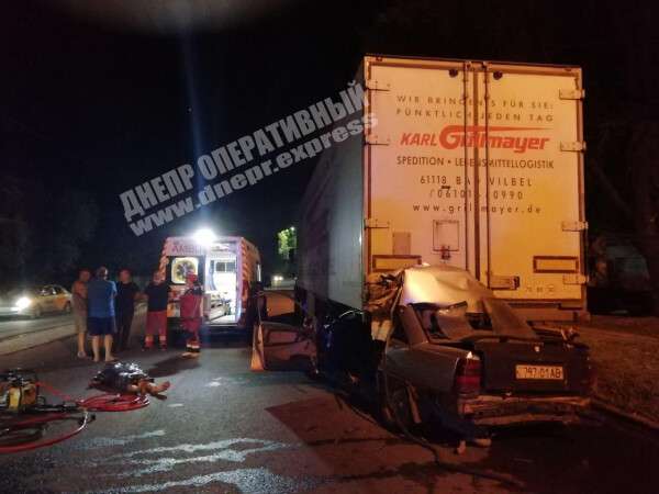 В Днепре на проспекте Богдана Хмельницкого Opel на скорости врезался в фуру: погибли два человека