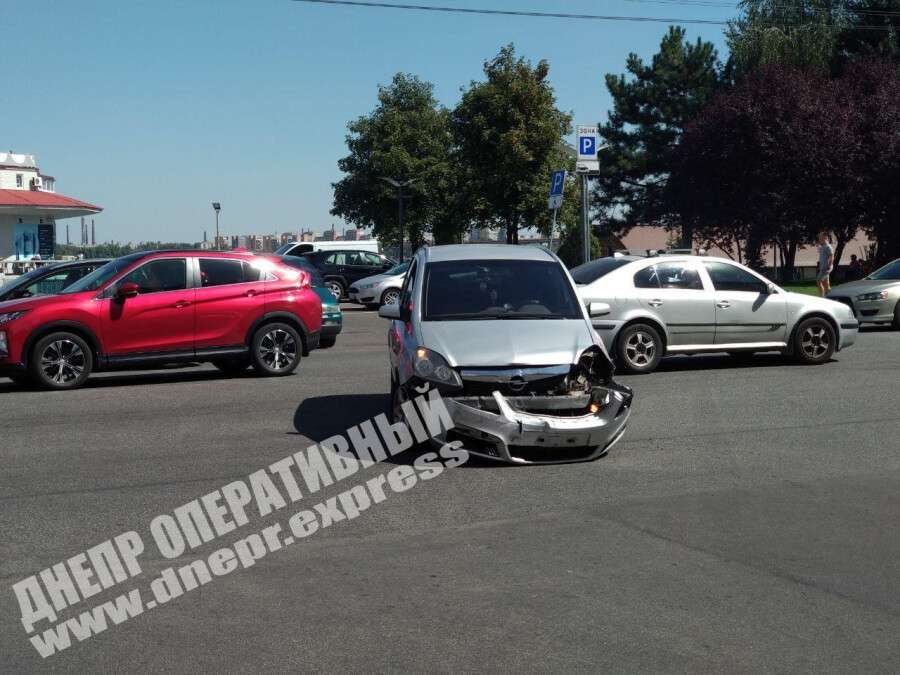 В Днепре на Сичеславской Набережной водитель Opel нарушил ПДД и врезался в Mazda. Видео момента аварии. Новости Днепра