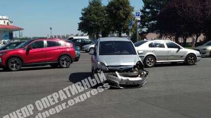 В Днепре на Сичеславской Набережной водитель Opel нарушил ПДД и врезался в Mazda. Видео момента аварии. Новости Днепра