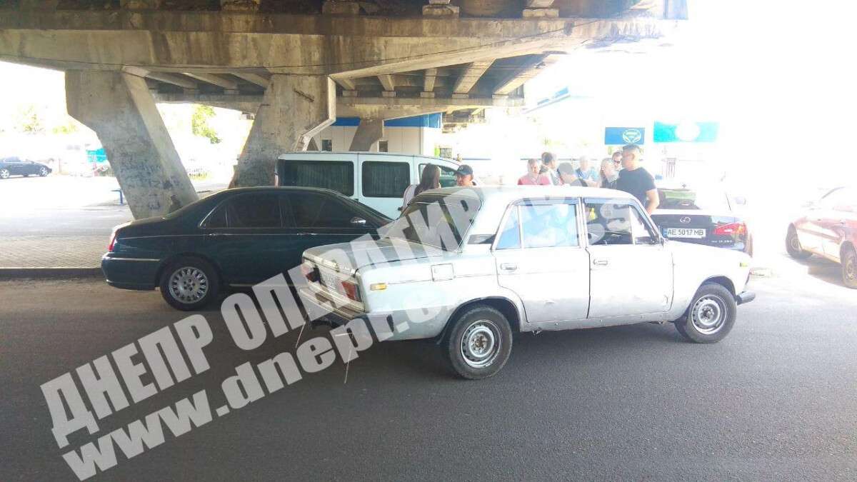 В центре Днепра пьяный водитель Lada врезался в Rover, подробности и фото. Новости Днепра