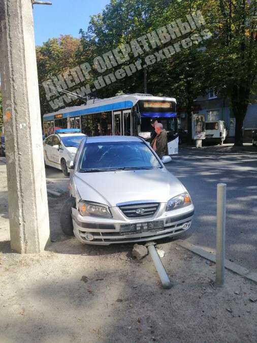 В Днепре на улице Титова автомобиль Hyundai на скорости снес 5 парковочных столбиков