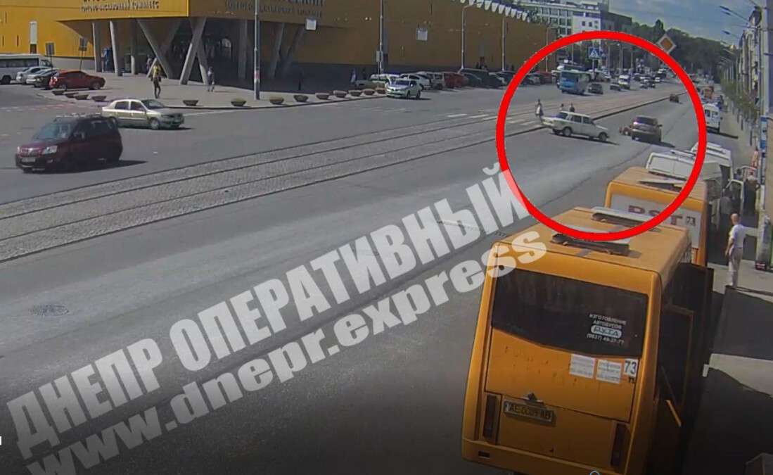 В Днепре на Яворницкого Honda сбила пешехода на «зебре», видео момента ДТП. Новости Днепра