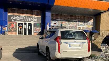 В Днепре на Новокрымской автохам на Mitsubishi перегородил вход на лестницу, ведущую к супермаркету