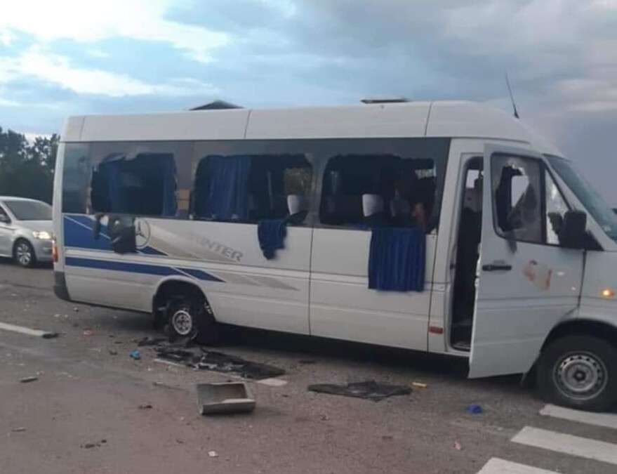 На трассе Киев-Харьков расстреляли автобус с людьми