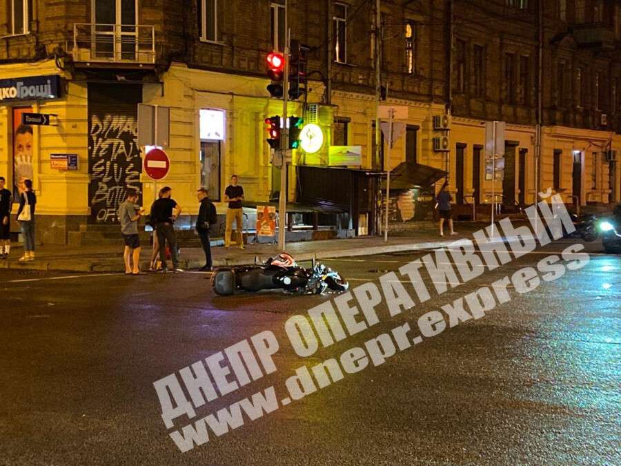 В центре Днепра такси Uklon «подрезало» мотоциклиста. Видео момента ДТП. Новости Днепра