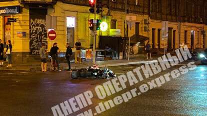 В центре Днепра такси Uklon «подрезало» мотоциклиста. Видео момента ДТП. Новости Днепра