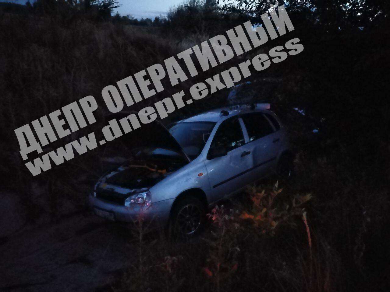 В Днепропетровской области на трассе М18 произошло серьезное ДТП: автомобиль ВАЗ 11194 (Lada) вылетел в кювет. В результате аварии пассажирка автомобиля погибла на месте. Новости Днепра