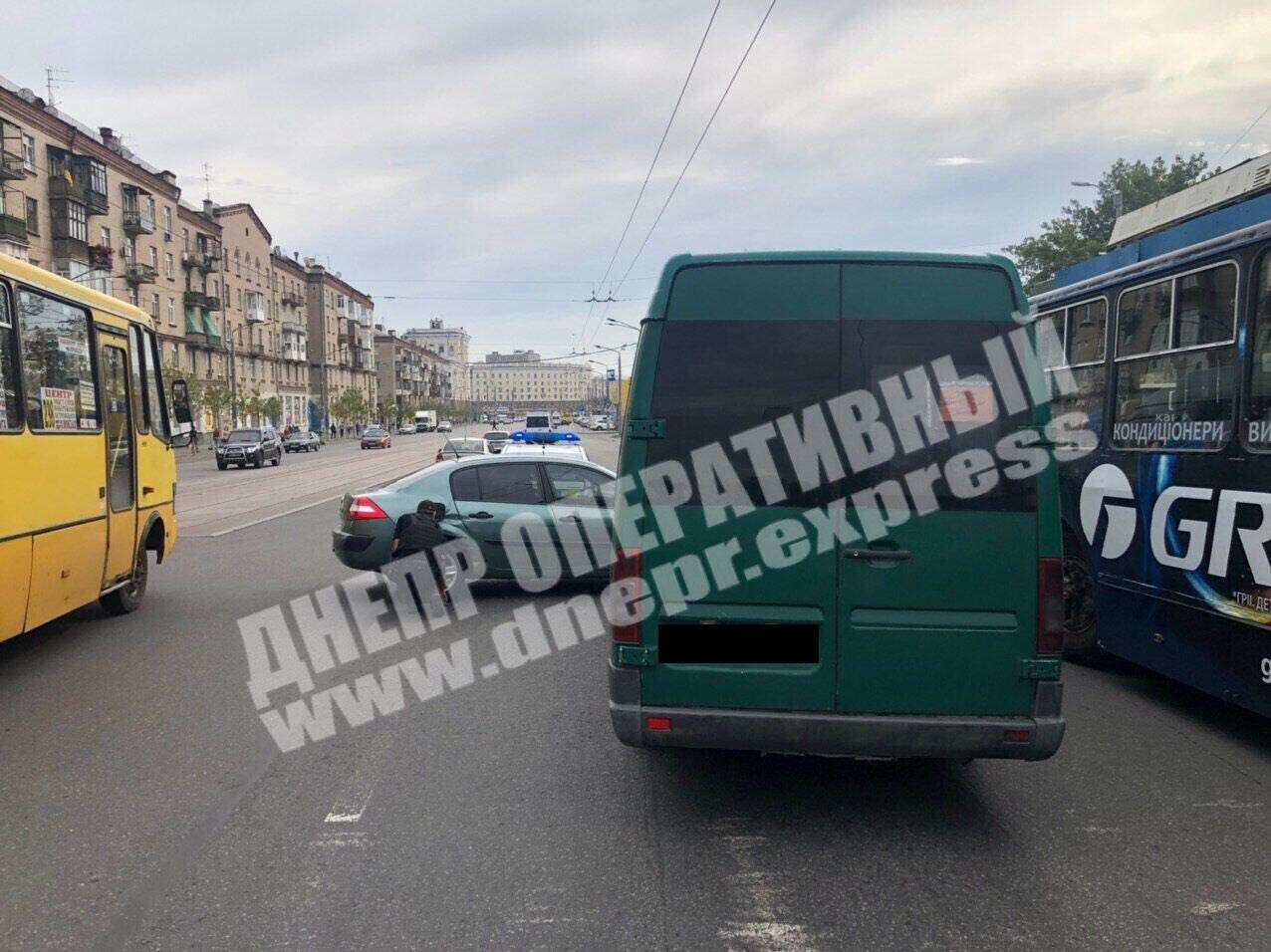 В Днепре на улице Боброва легковушка врезалась в микроавтобус: фото