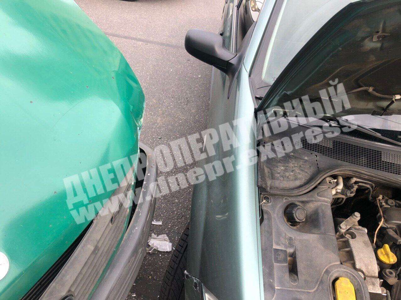 В Днепре на улице Боброва легковушка врезалась в микроавтобус: фото