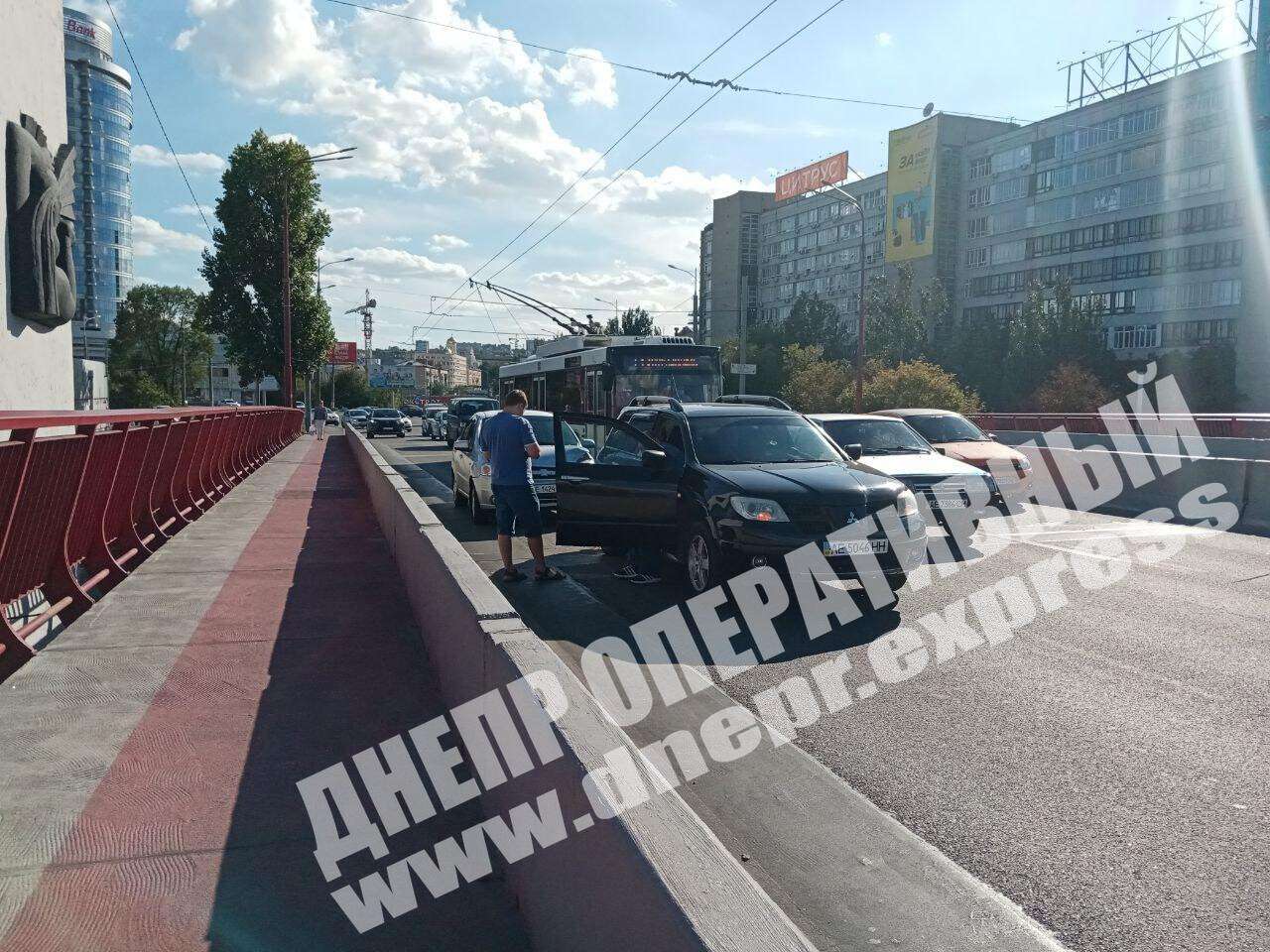 В Днепре на Новом мосту сегодня, 28 августа, около 15:50 произошла авария с участием автомобиля Mitsubishi и Chevrolet. Видео момента ДТП. Новости Днепра 