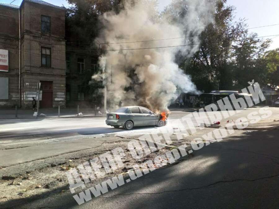 В Днепре на Успенской площади горел Daewoo Lanos, видео. Новости Днепра