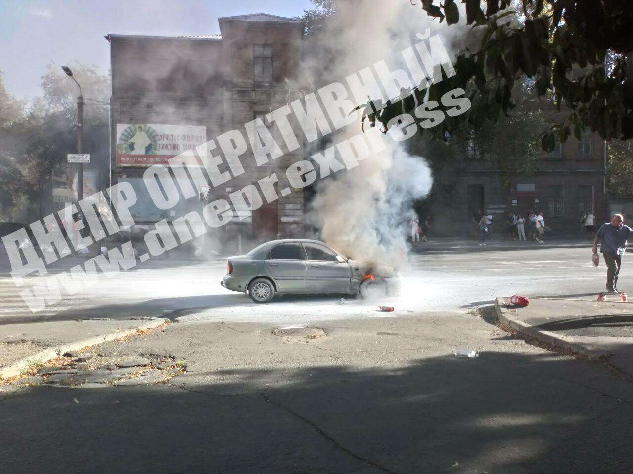 В Днепре на Успенской площади сегодня, 28 августа, около 16:40 загорелся легковой автомобиль Daewoo Lanos. Новости Днепра